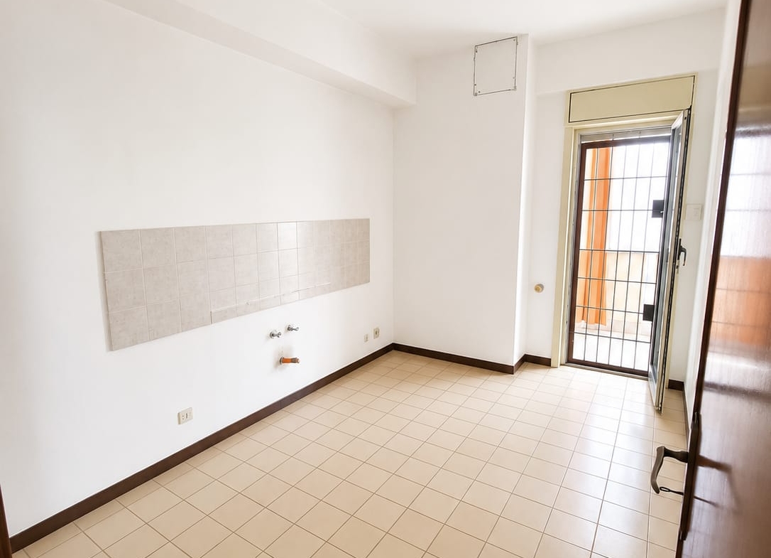 1086